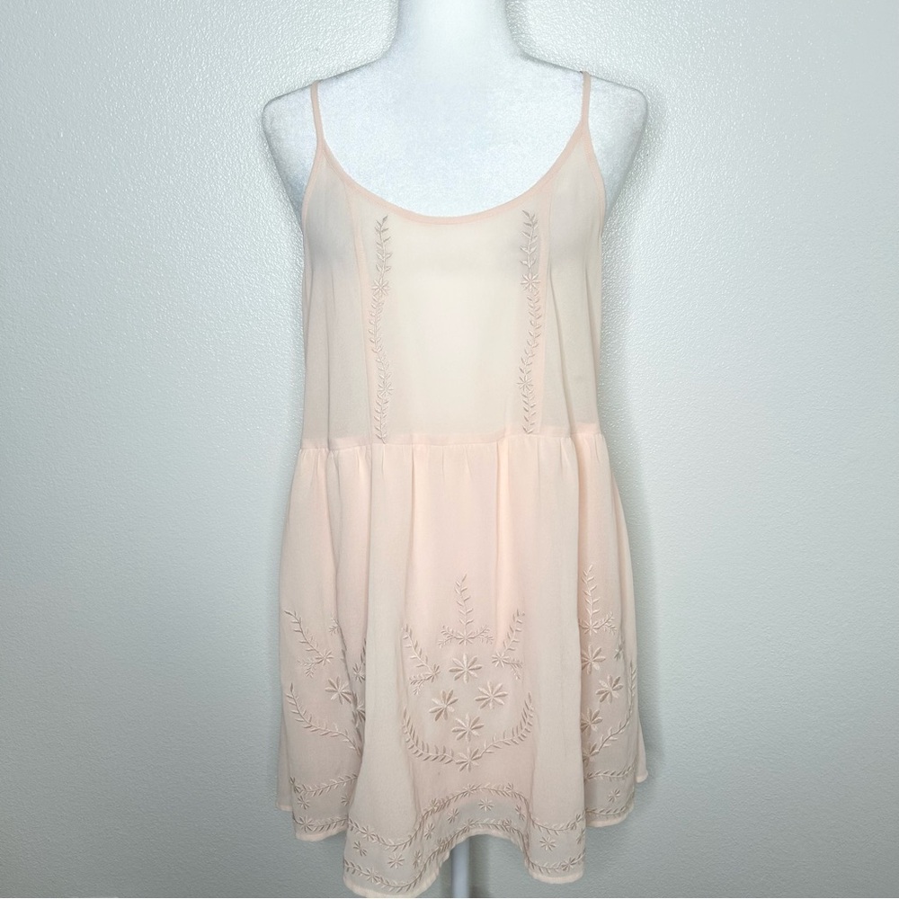 LUSH Juniors Pastel Peach Strappy Embroidered Smocked Mini Dress Size M EUC